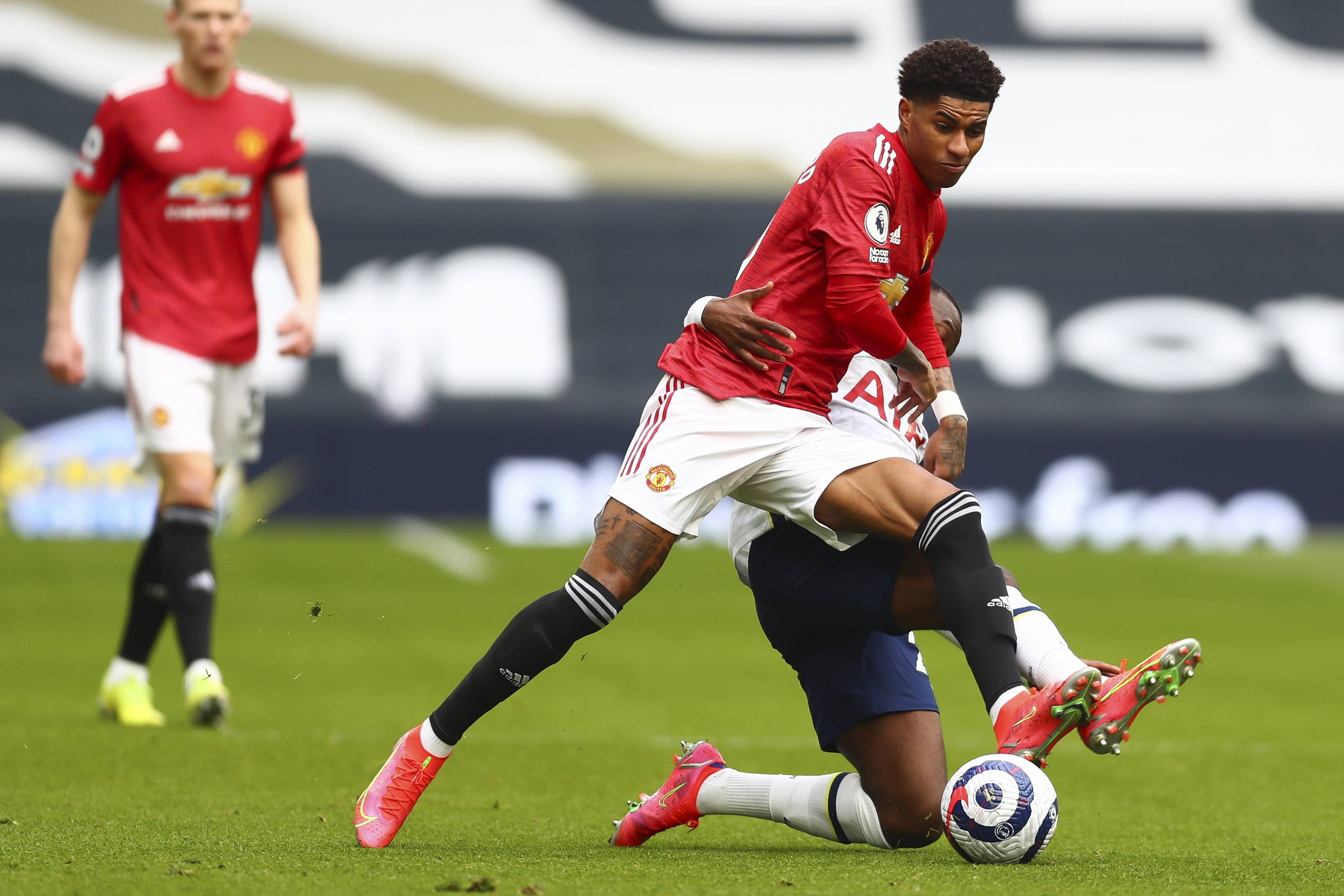 他的表现更 他的表现更